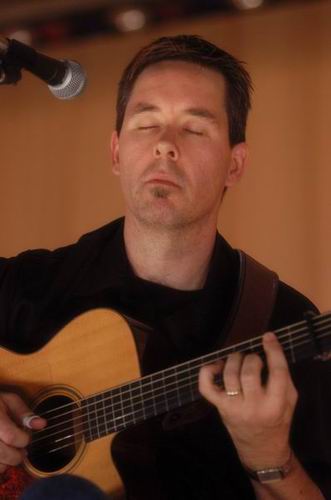 Pete Huttlinger at Unknown Venue Somewhere, US on June 24, 2003 &mdash; concert photo by Wayne Dennon