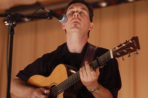 Pete Huttlinger at Unknown Venue Somewhere, US on June 24, 2003 &mdash; concert photo by Wayne Dennon