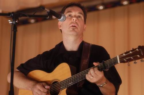 Pete Huttlinger at Unknown Venue Somewhere, US on June 24, 2003 &mdash; concert photo by Wayne Dennon